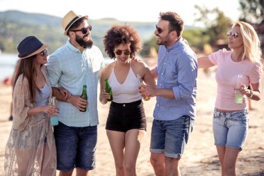 Sahilde birlikte eğlenen bir grup arkadaş.