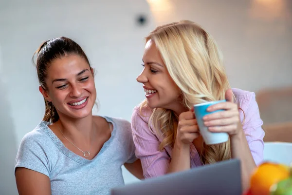 Dos Mujeres Guapas Usando Portátil Casa — Foto de Stock