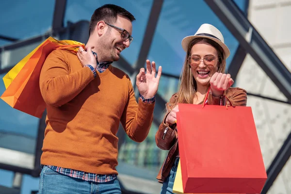 Hermosa Pareja Amorosa Joven Llevando Bolsas Compras Disfrutando Juntos Mientras — Foto de Stock