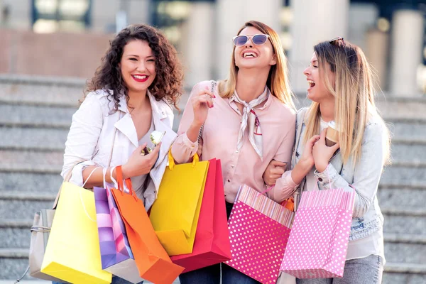 Grupa Szczęśliwych Kobiet Przyjaciół Torby Zakupy Uśmiechnięty Chodzenie Mieście Turystyka — Zdjęcie stockowe