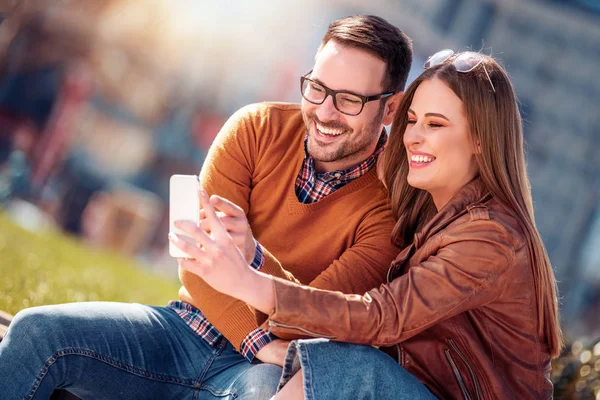 Glückliches Touristenpaar Beim Selfie Freien — Stockfoto