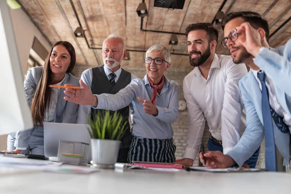 Equipo empresarial que celebra el éxito — Foto de Stock