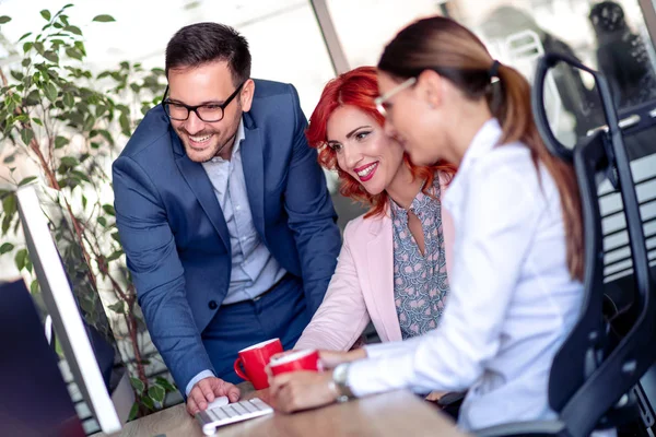 Gente Negocios Está Usando Computadora Sonriendo Mientras Trabaja Oficina — Foto de Stock