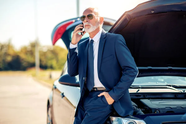 Aîné Debout Côté Une Voiture Appelle Service Technique Pour Obtenir — Photo