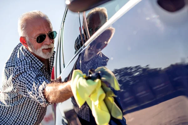 Πορτρέτο Ενός Ανώτερου Άντρα Που Καθαρίζει Αυτοκίνητό Του Ένα Πανί — Φωτογραφία Αρχείου