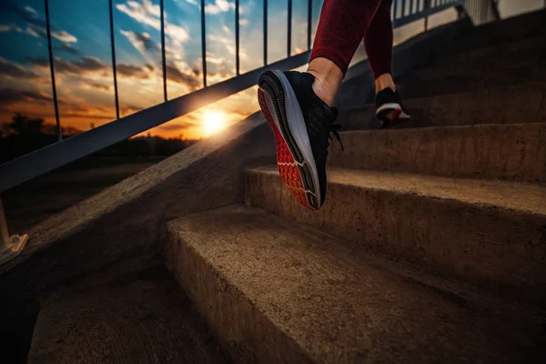 Nahaufnahme Weiblicher Beine Turnschuhen Die Sonnenlicht Auf Stufen Hochlaufen — Stockfoto