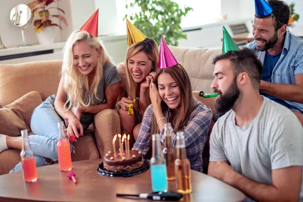 一群快乐的朋友在家里庆祝生日 — 图库照片