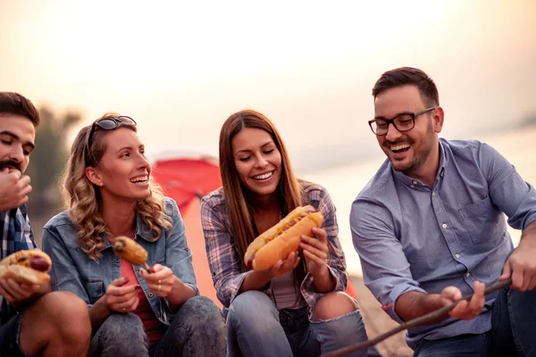 Amigos Asando Salchichas Haciendo Perritos Calientes Juntos Mientras Acampan — Foto de Stock