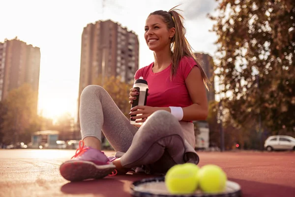 Mujer Con Botella Agua Sentada Cancha Relajada Después Jugar Tenis — Foto de Stock