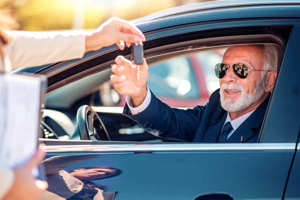 Starší Muž Kupuje Auto Dostává Klíč Auta — Stock fotografie