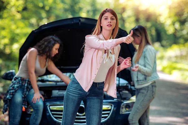 Автомобильный Срыв Девушки Дороге Пытаются Починить Свою Машину — стоковое фото