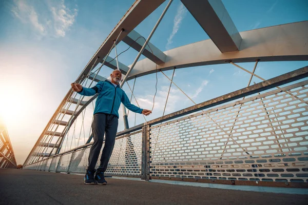Ανώτερος Άνθρωπος Γυμναστικής Που Πηδάει Σχοινί Στη Γέφυρα Σχεδιασμός Αθλημάτων — Φωτογραφία Αρχείου