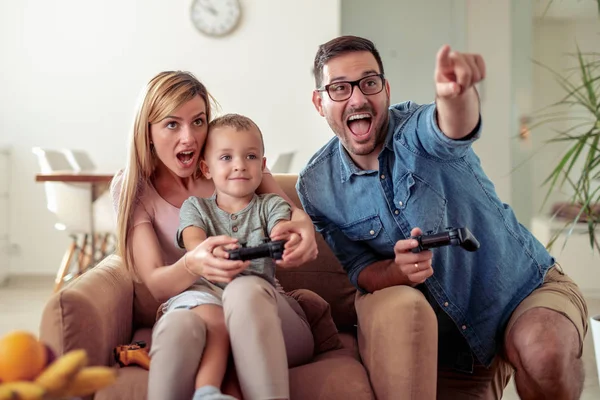 Счастливая Семья Играет Видеоигры Вместе Дома — стоковое фото