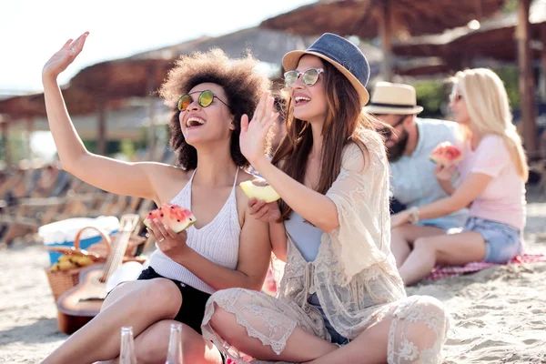 Vänner Som Har Roligt Stranden Äter Vattenmelon — Stockfoto
