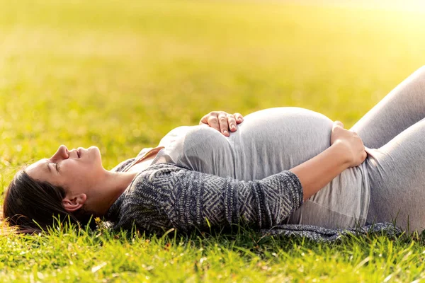 Hermosa Mujer Embarazada Acostada Hierba Día Soleado —  Fotos de Stock