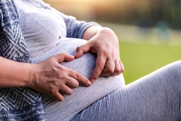 Έγκυος Γυναίκα Που Κάνει Σχήμα Της Καρδιάς Στην Κοιλιά Και — Φωτογραφία Αρχείου