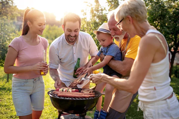 Boldog Nagy Család Gyűlt Össze Grill Körül Pikniken Szabadidő Élelem — Stock Fotó