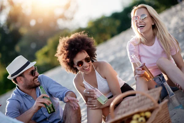 Amigos Divirtiéndose Juntos Playa Tomando Cervezas Frías — Foto de Stock