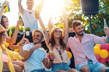 Arkadaşlarla havuz partisinin tadını çıkarıyorum. Bir grup arkadaş havuz başında parti veriyorlar..