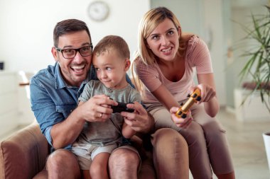 Mutlu bir aile evde oyun oynuyor ve birlikte eğleniyor..