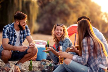 Yaz günü piknik yaparken bir grup arkadaş, birlikte eğleniyor.