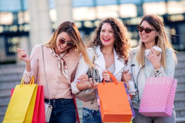 alışveriş poşetleri gülümseyen ve şehir, turizm ve alışveriş konsepti yürüyüş ile mutlu kadın arkadaş grubu 