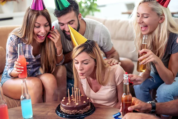 Viering Eten Mensen Feest Verjaardag Concept Glimlachende Vrouwen Blaast Kaarsen — Stockfoto