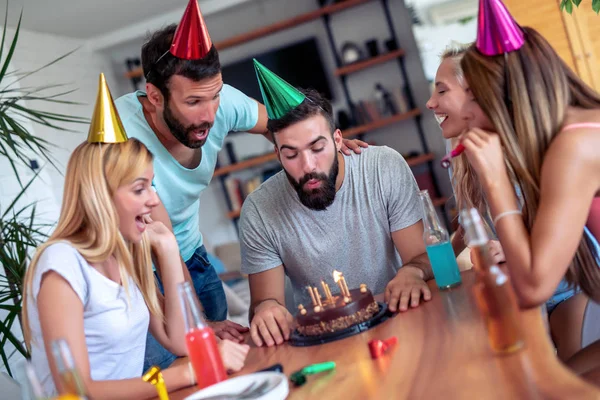 Группа Друзей Празднующих День Рождения Дома Вечеринка Праздник Счастье Веселье — стоковое фото