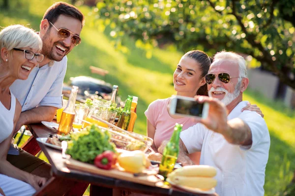 Családi Ebédelni Nyári Kerti Party Megteszi Selfie Szabadidő Élelmiszer Család — Stock Fotó