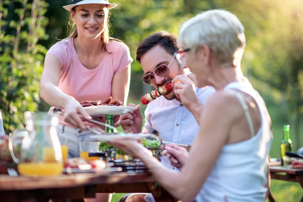 Två Generationer Familjen Som Har Lunch Soliga Dagar — Stockfoto