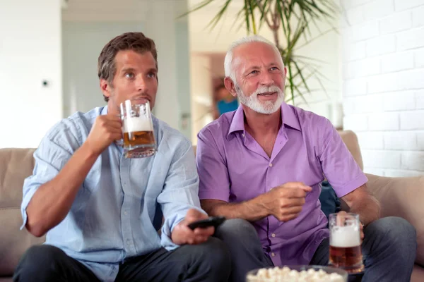 Δύο Άντρες Που Βλέπουν Ποδόσφαιρο Πίνουν Μπύρα Και Τρώνε Ποπ — Φωτογραφία Αρχείου