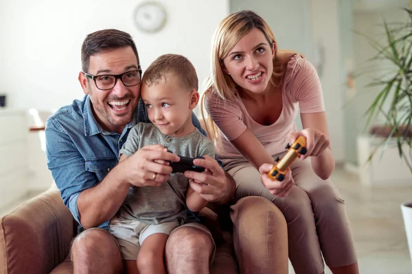 Boldog Család Játszik Videojátékok Otthon Jól Érzik Magukat Együtt — Stock Fotó