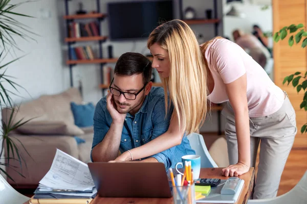 Foto Pareja Joven Usando Laptop Analizando Sus Finanzas Con Documentos —  Fotos de Stock