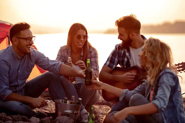 Grupo Amigos Playa Tocando Guitarra Bebiendo Cerveza Día Verano — Foto de Stock