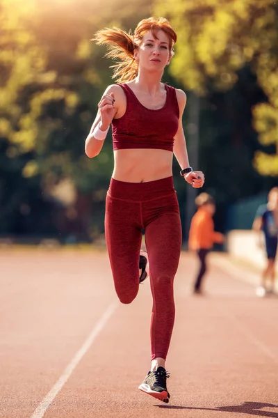 Imagen Una Joven Atractiva Feliz Mujer Fitness Corriendo Afuera — Foto de Stock