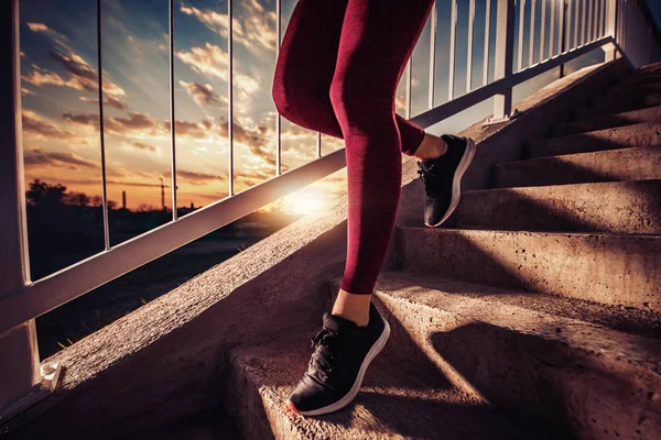 Fitness Donna Allenamento Jogging Città Vicino Scarpe Sportive — Foto Stock