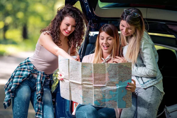 Drei Junge Mädchen Fahren Mit Dem Auto Den Urlaub Sie — Stockfoto