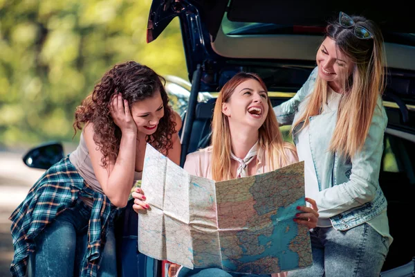 Троє Молодих Дівчат Їдуть Відпустку Машиною Вони Сидять Багажнику Автомобіля — стокове фото