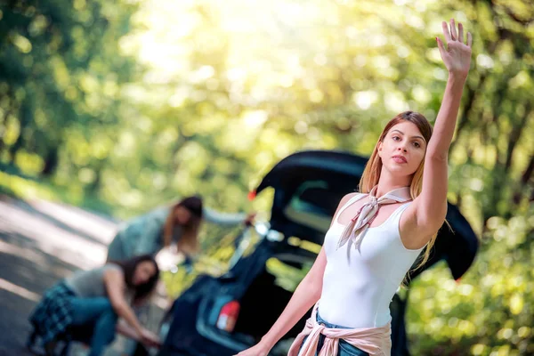 Autopech Vrouw Liften Terwijl Haar Vrienden Proberen Auto Repareren — Stockfoto