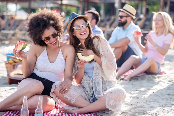 Unga Flickor Äter Frukt Stranden Begreppet Semester Och Vänskap — Stockfoto