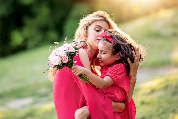 Счастливые Мама Дочь Улыбаются Летнем Парке — стоковое фото