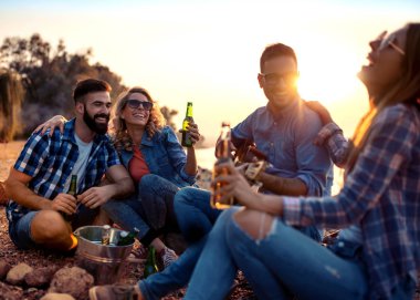 Geceleri sahilde eğlenen bir grup insan