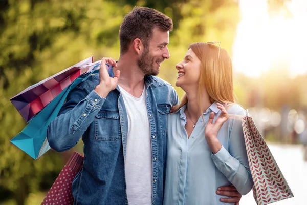 Hermosa Pareja Joven Con Bolsas Compras Disfrutando Las Compras Divirtiéndose —  Fotos de Stock