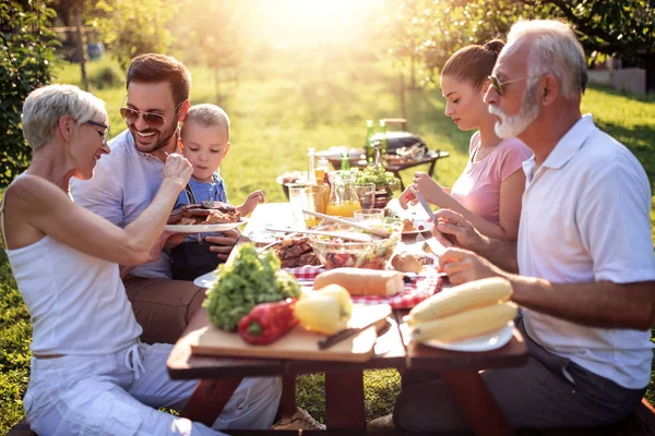 Duas Gerações Família Almoçando Natureza — Fotografia de Stock