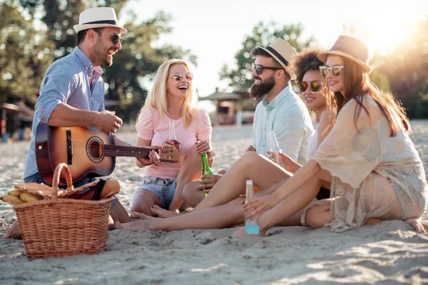 Grupo Amigos Escuchando Guitarra Bebiendo Cerveza Playa — Foto de Stock