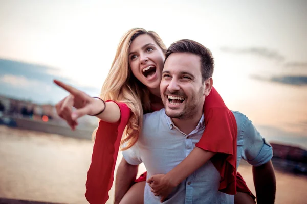 Pareja Joven Divirtiéndose Aire Libre — Foto de Stock