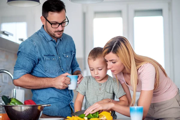 Joyeux Jeune Famille Préparant Déjeuner Dans Cuisine Profitant Ensemble — Photo