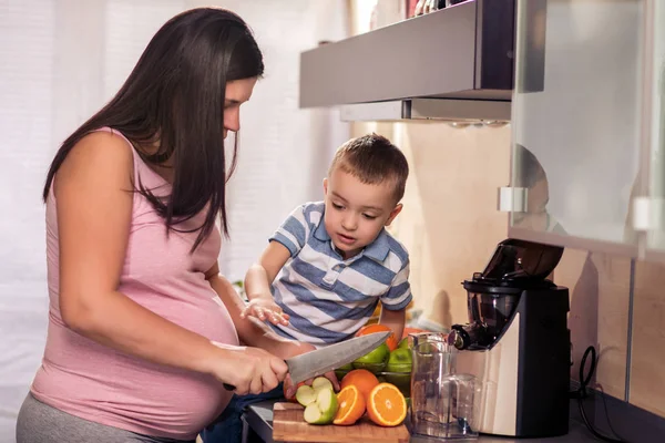 Familia Hacer Jugo Naranja Fresca Cocina Pasando Buen Rato Juntos —  Fotos de Stock