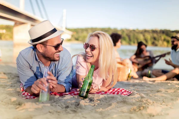 Portrait Happy Couple Picnic Beach — Stock Photo, Image