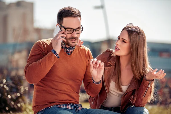 Pareja Teniendo Algunos Problemas Hombre Usando Teléfono — Foto de Stock